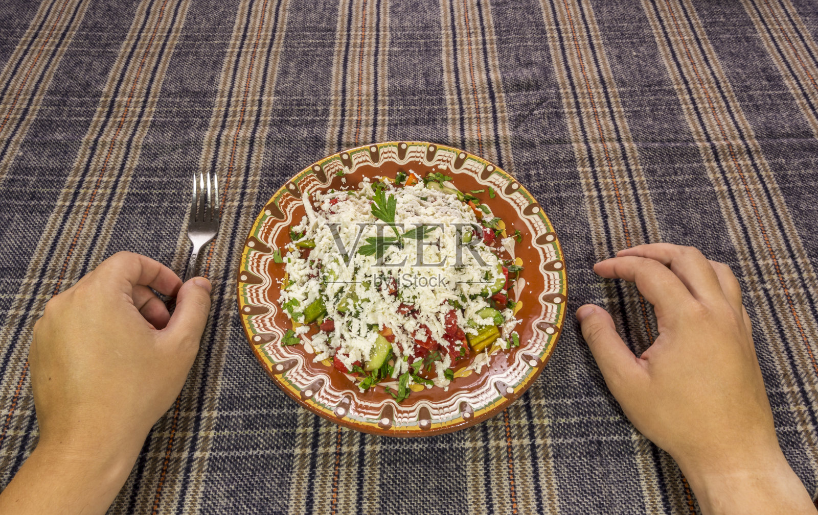 吃传统的Shopska沙拉照片摄影图片