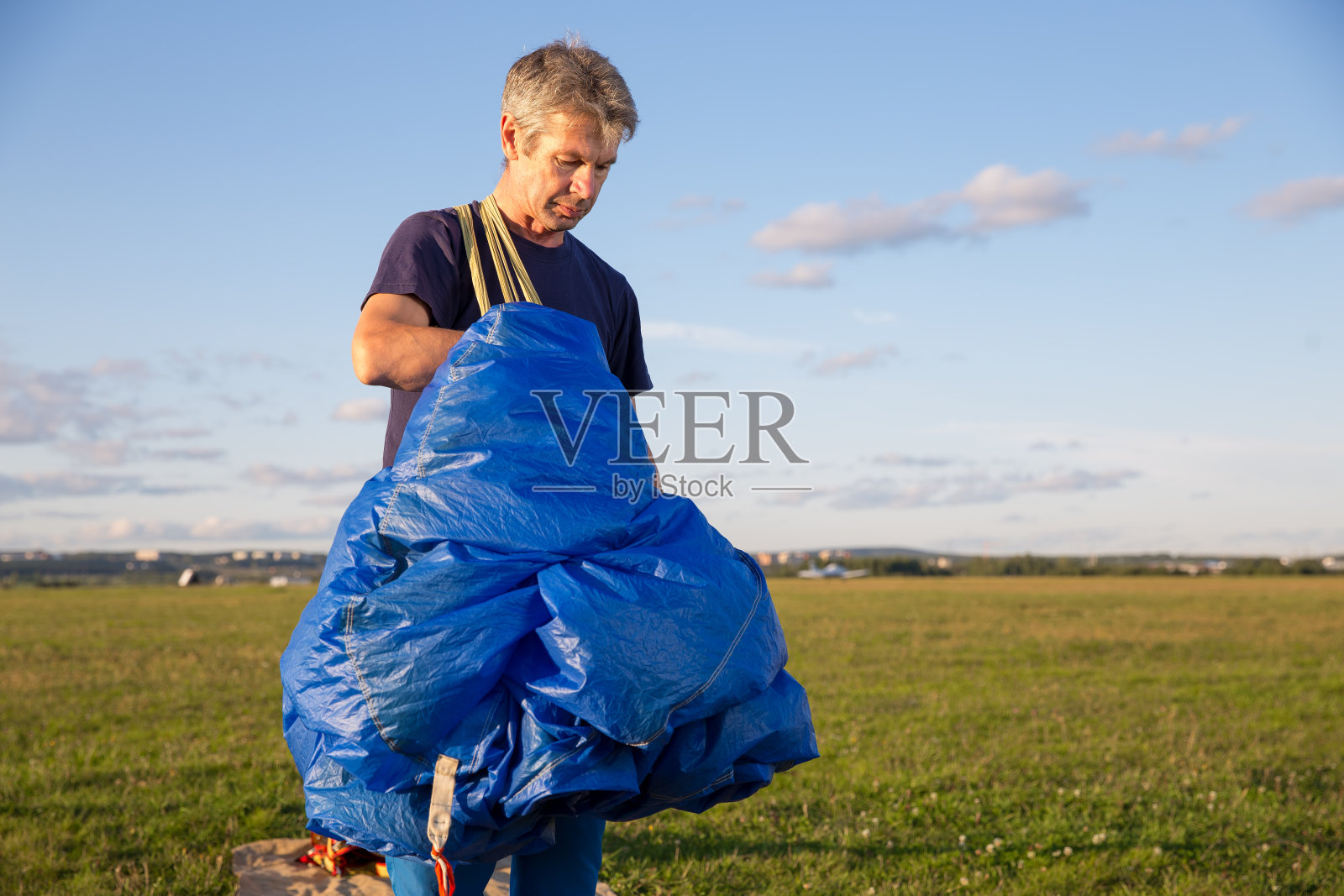 男子携带蓝色降落伞照片摄影图片