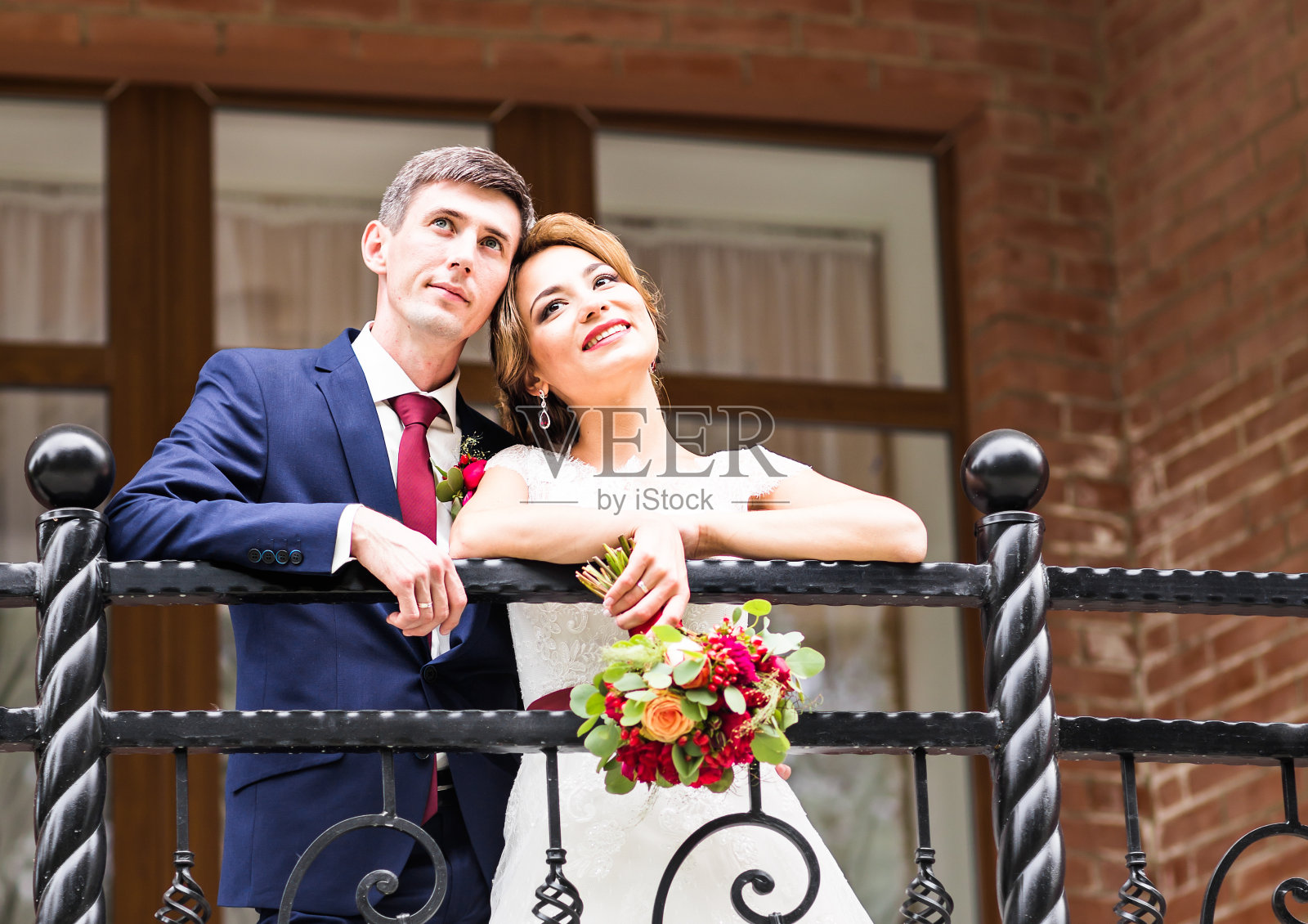 美丽的新娘和新郎在婚礼当天在户外拥抱照片摄影图片