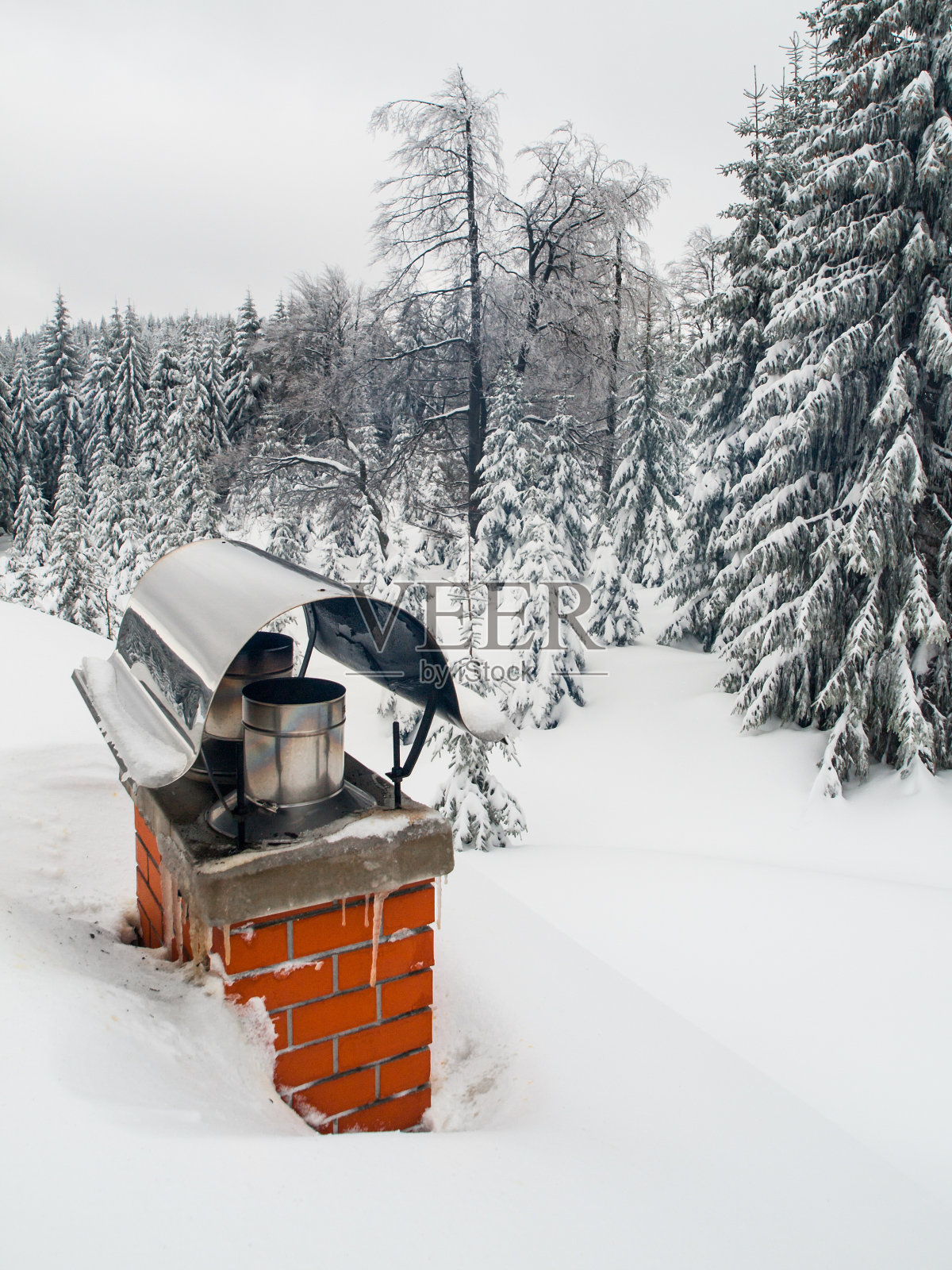 翻新的烟囱在冬天被雪覆盖照片摄影图片