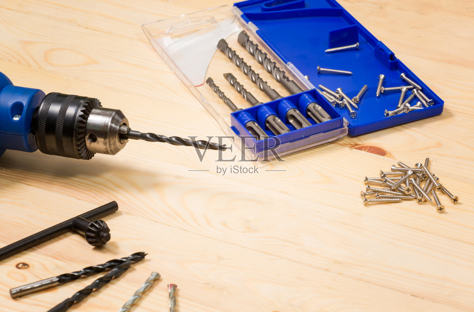 钻床和螺丝在木桌上照片摄影图片