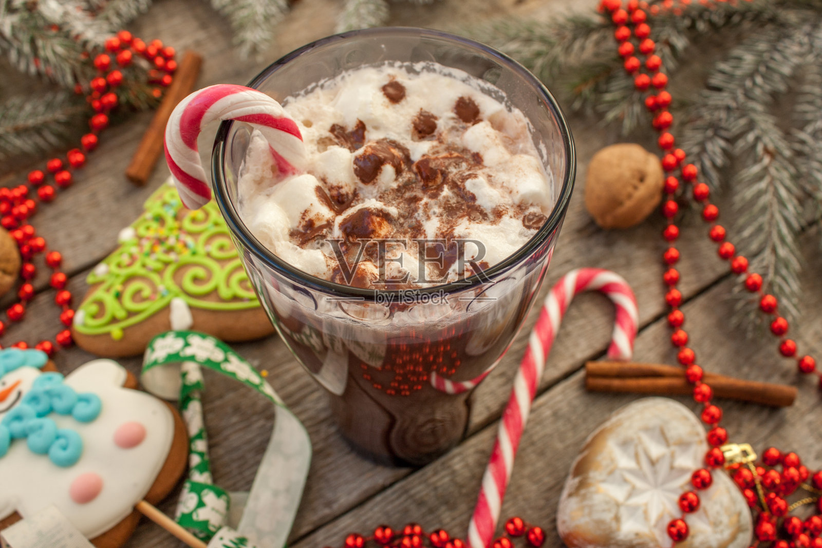 圣诞背景、写作。云杉分支,姜饼。照片摄影图片