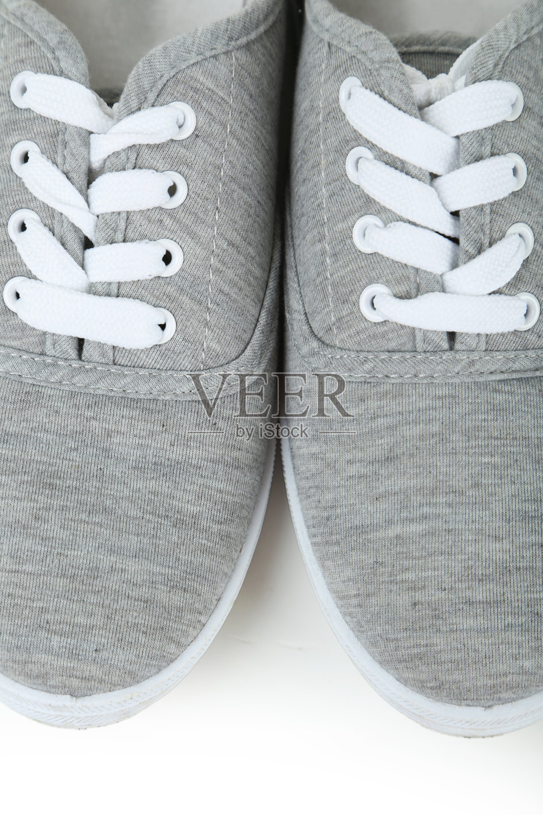 一双白色背景的灰色鞋子照片摄影图片
