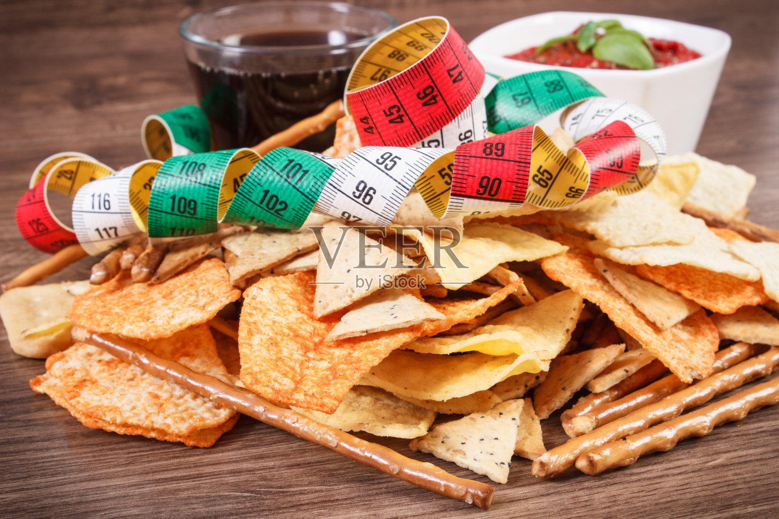 厘米,不健康的食物,罗勒酱和可乐照片摄影图片