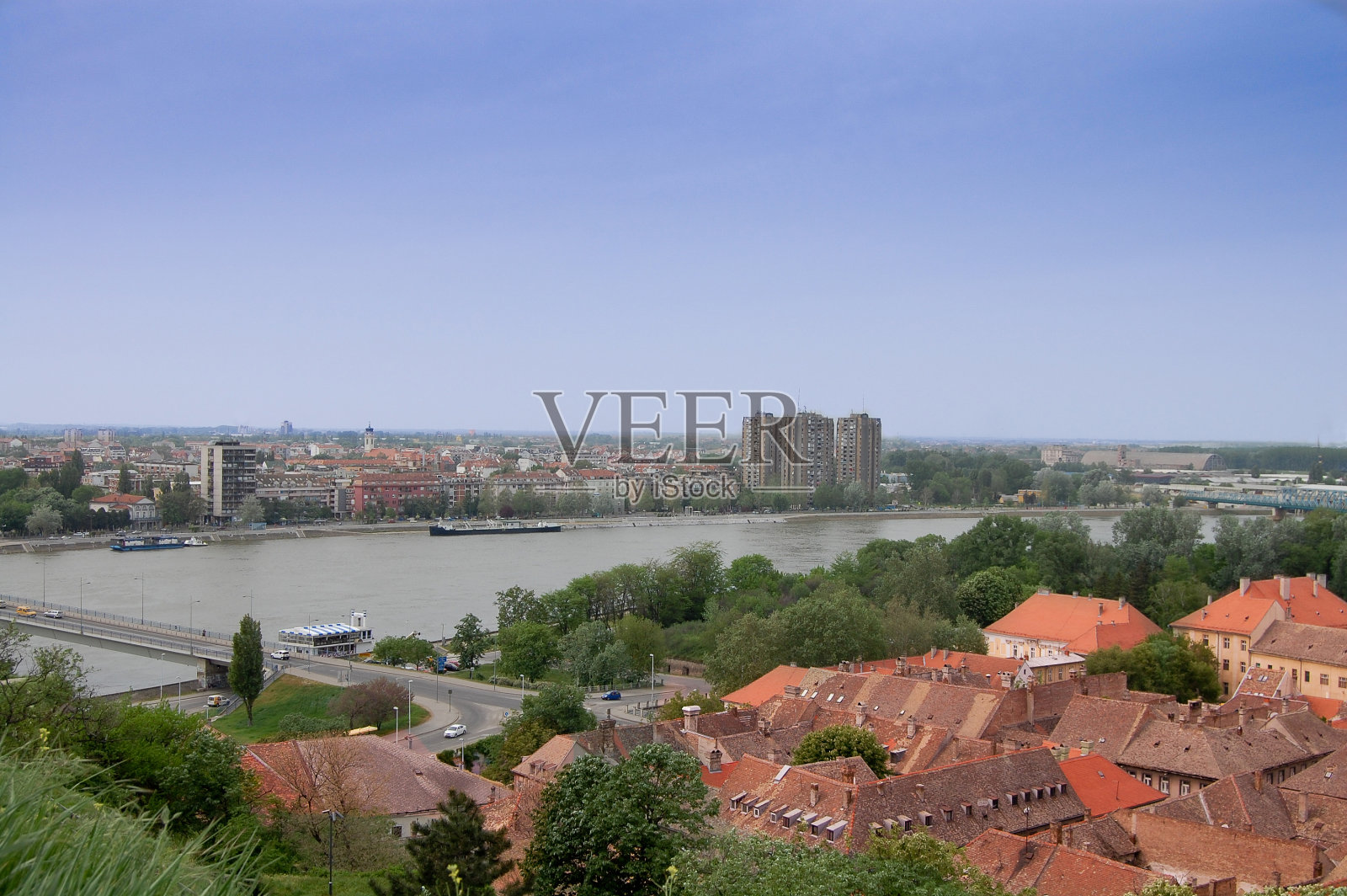 彼得罗瓦拉丁老城的屋顶照片摄影图片