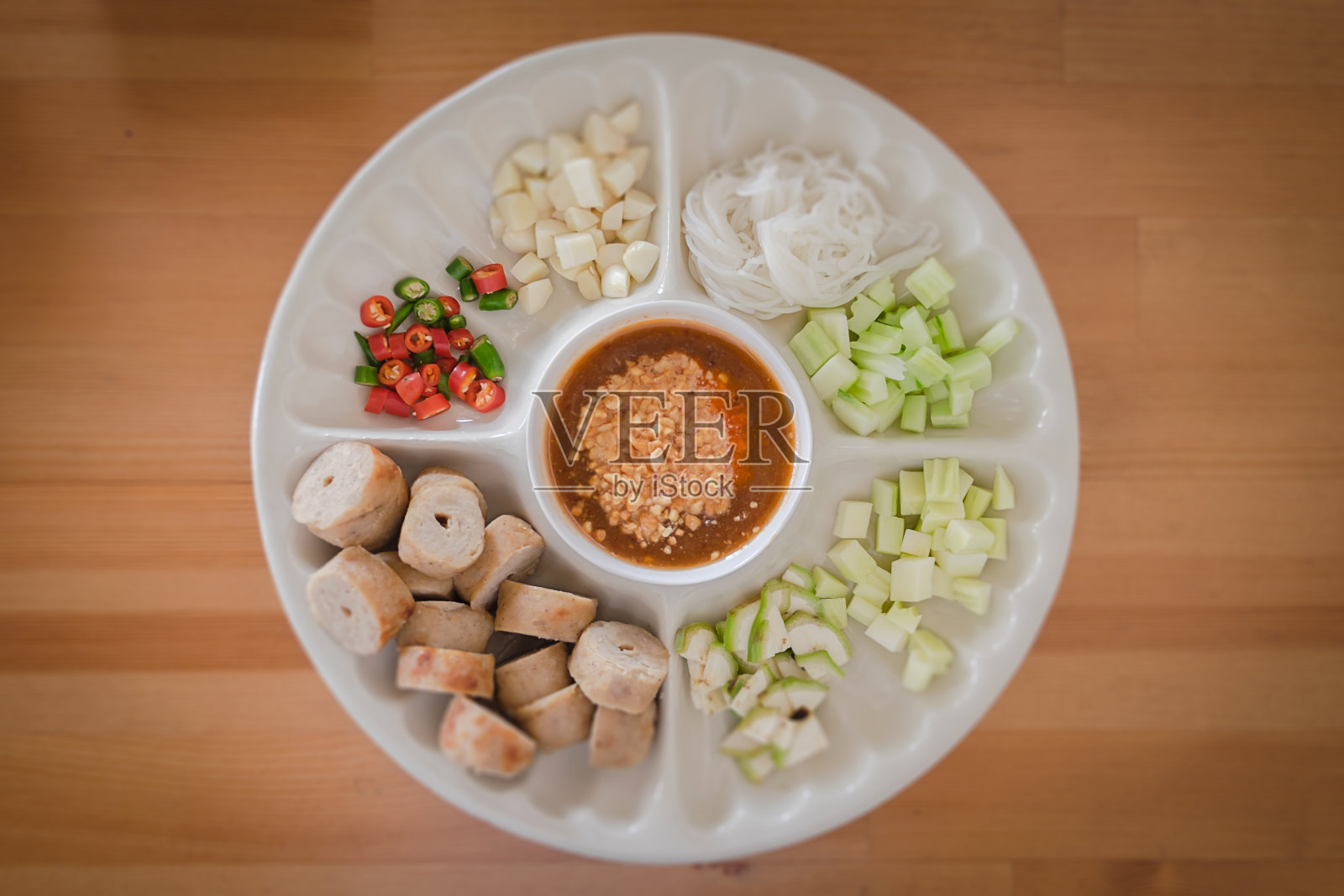 以木头为背景的越南食物。照片摄影图片