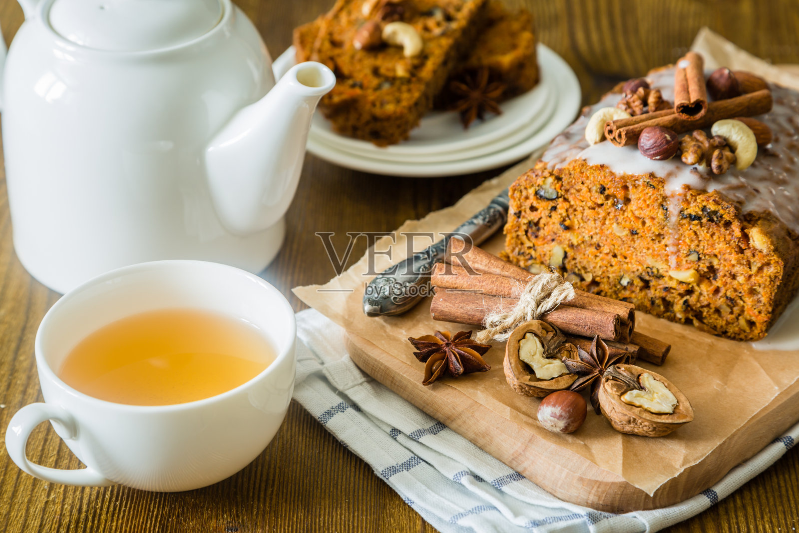 辣胡萝卜蛋糕与坚果的木材背景照片摄影图片