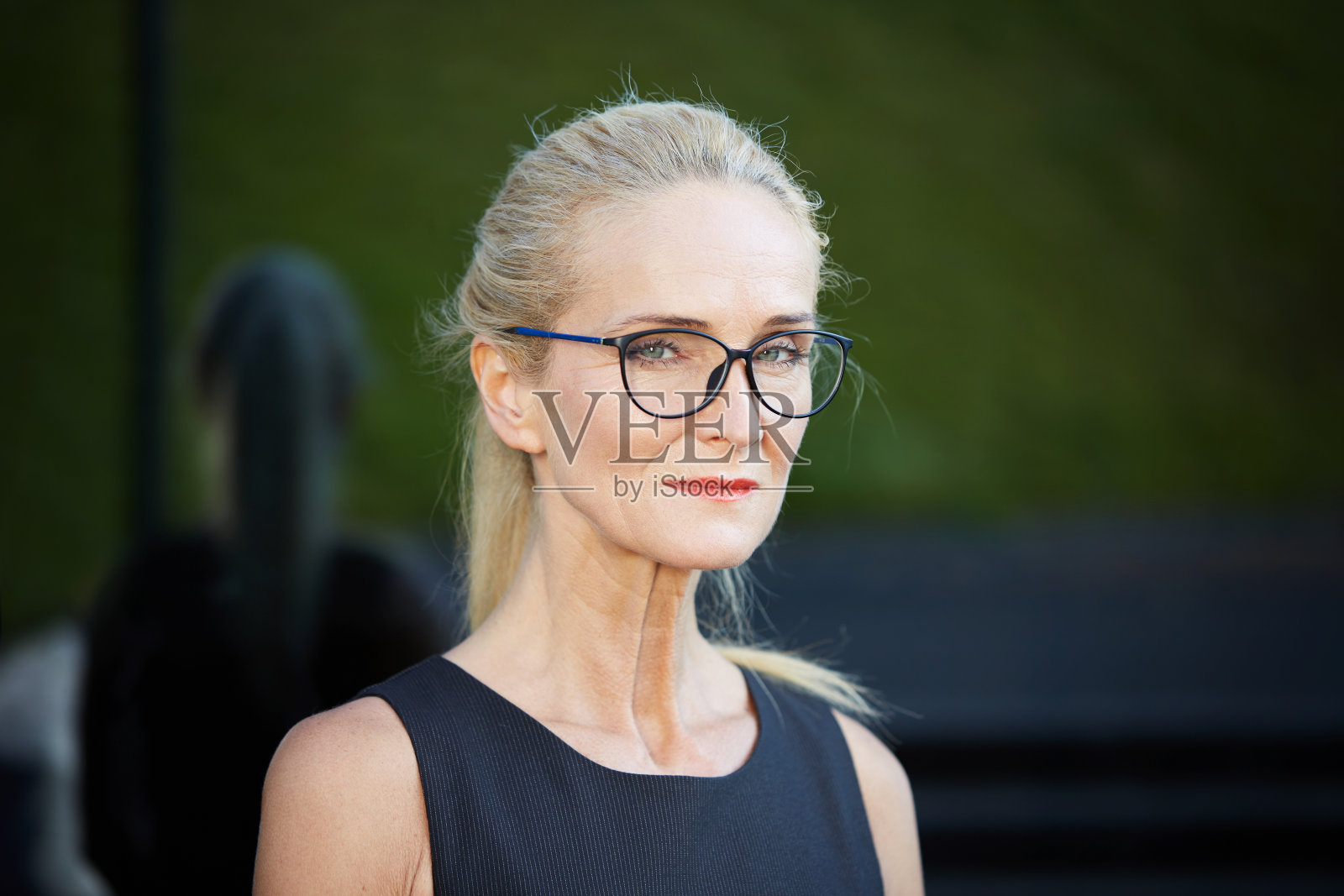 戴着眼镜的严肃女人照片摄影图片