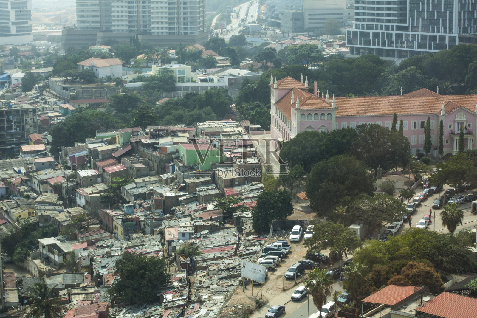 安哥拉罗安达的棚户区和教堂照片摄影图片