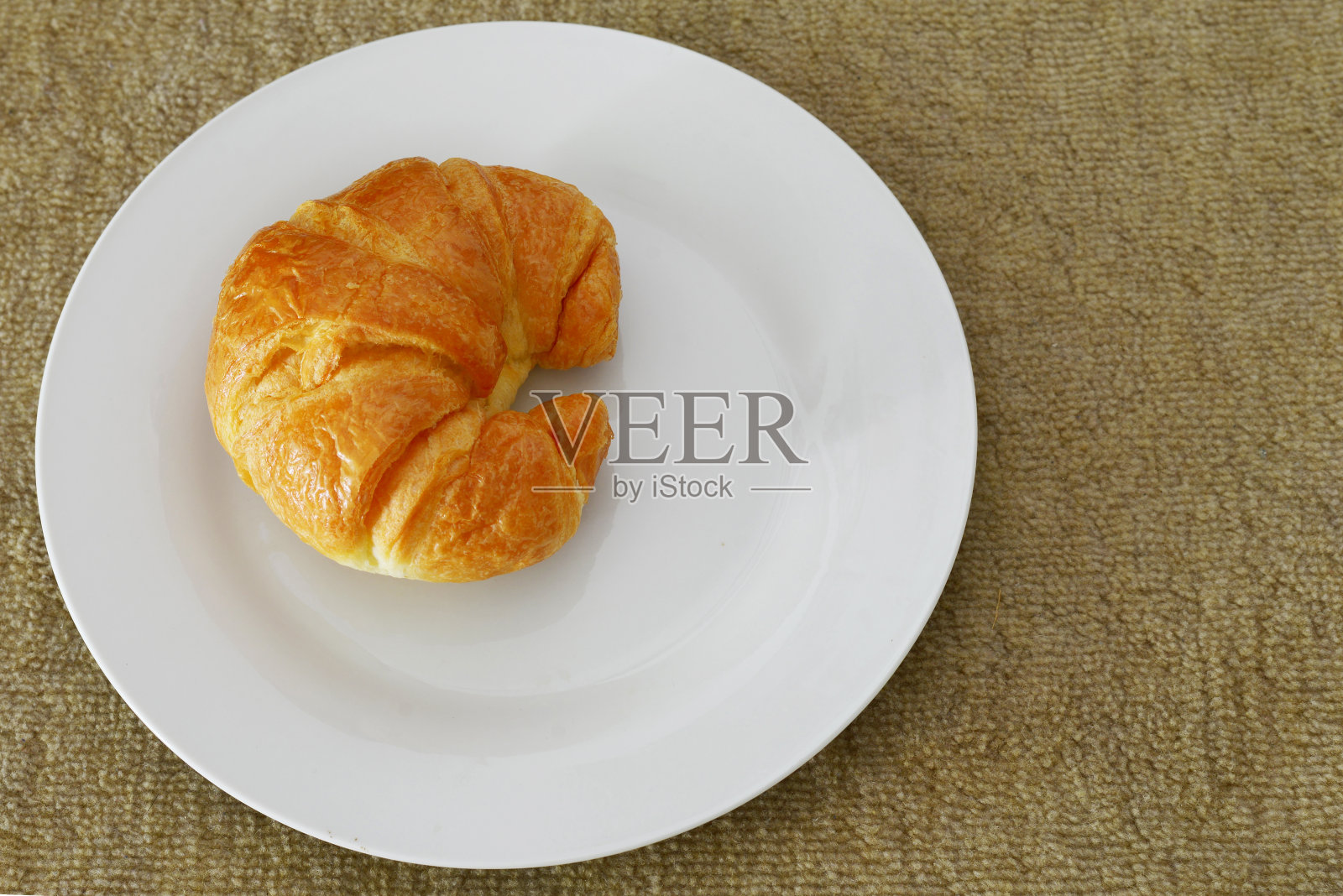 牛角面包放在盘子里照片摄影图片