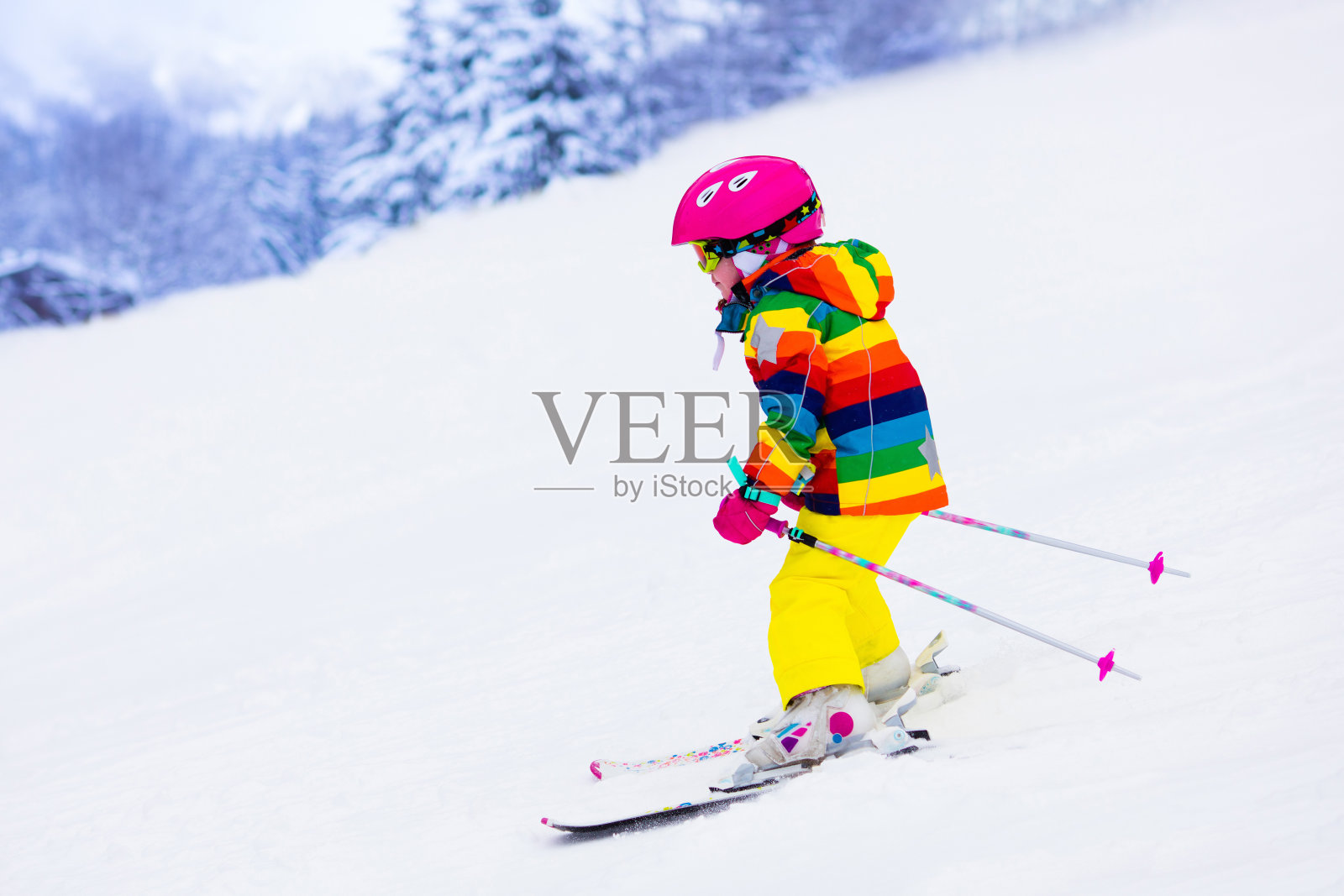 小女孩在山上滑雪照片摄影图片
