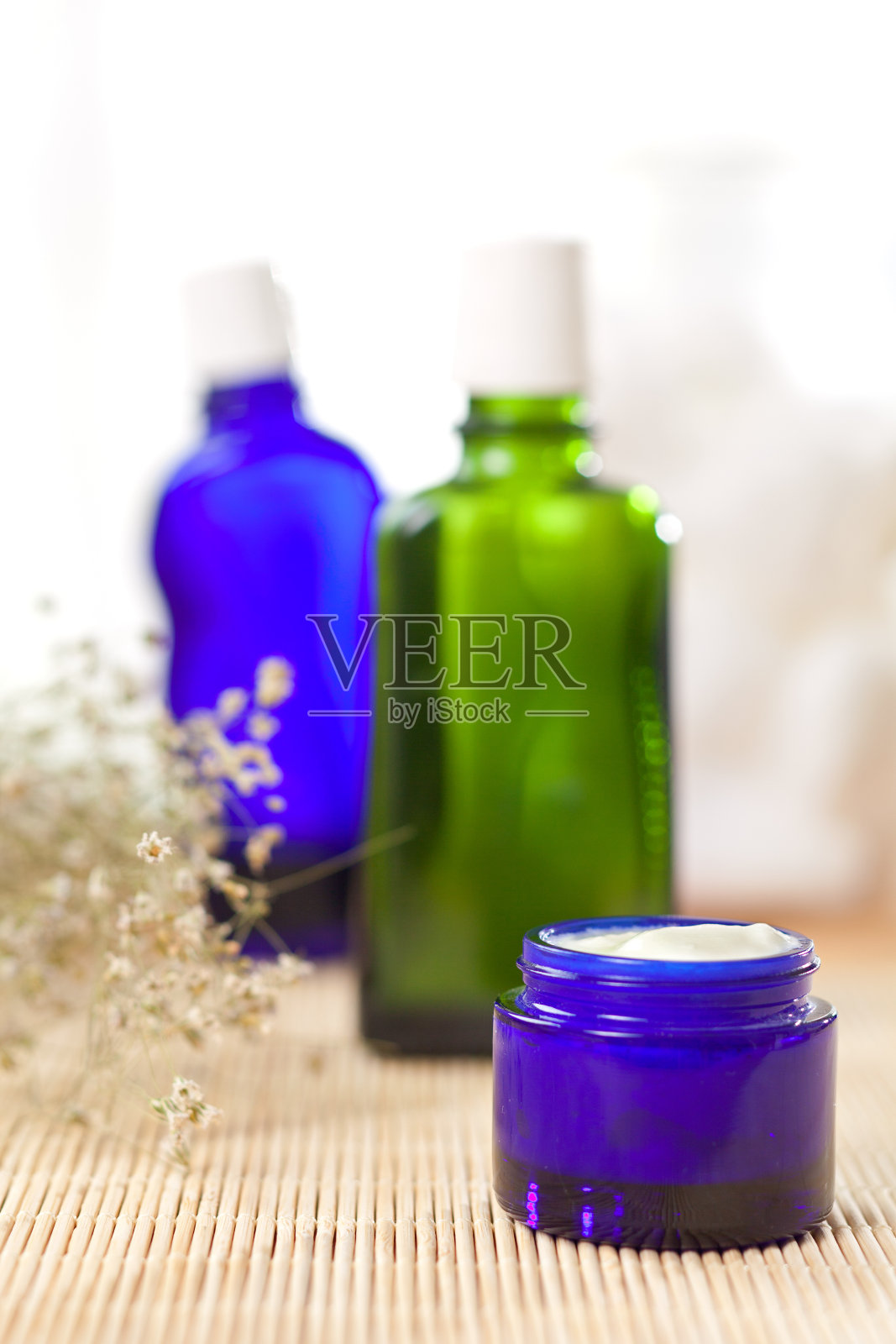 绿色和蓝色的玻璃瓶照片摄影图片