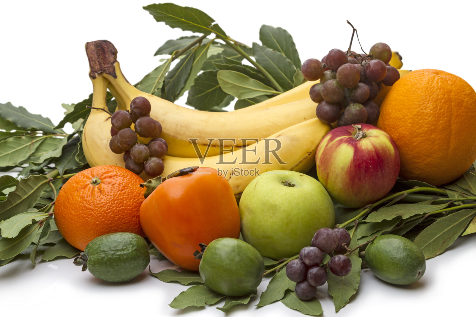 白色的地上堆着一堆新鲜的水果照片摄影图片