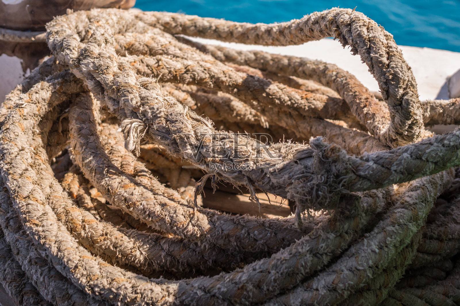 航行。系泊船的绳子照片摄影图片