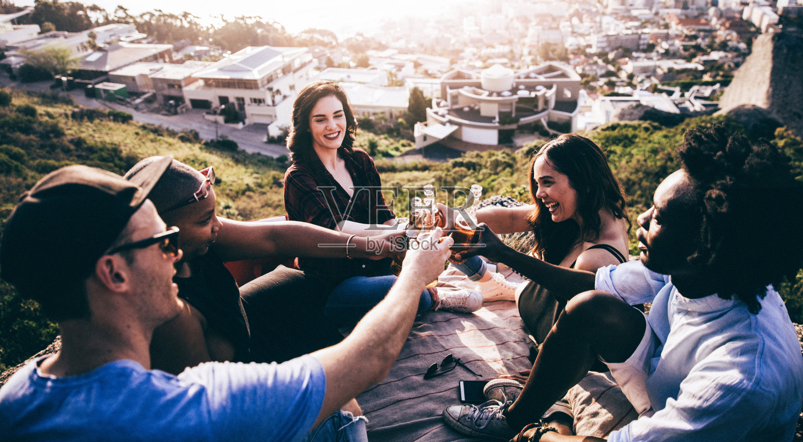 多里族祝酒和喝啤酒照片摄影图片