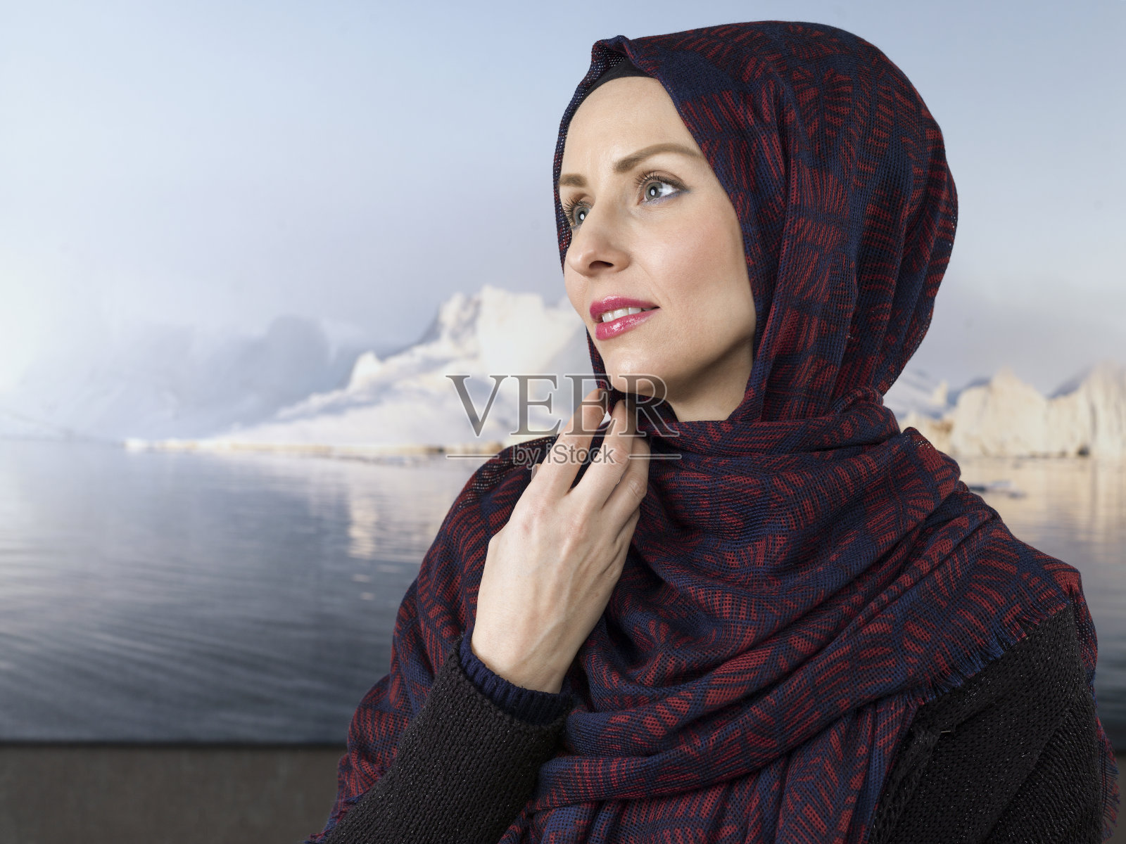 戴着围巾的漂亮年轻穆斯林女性肖像照片摄影图片