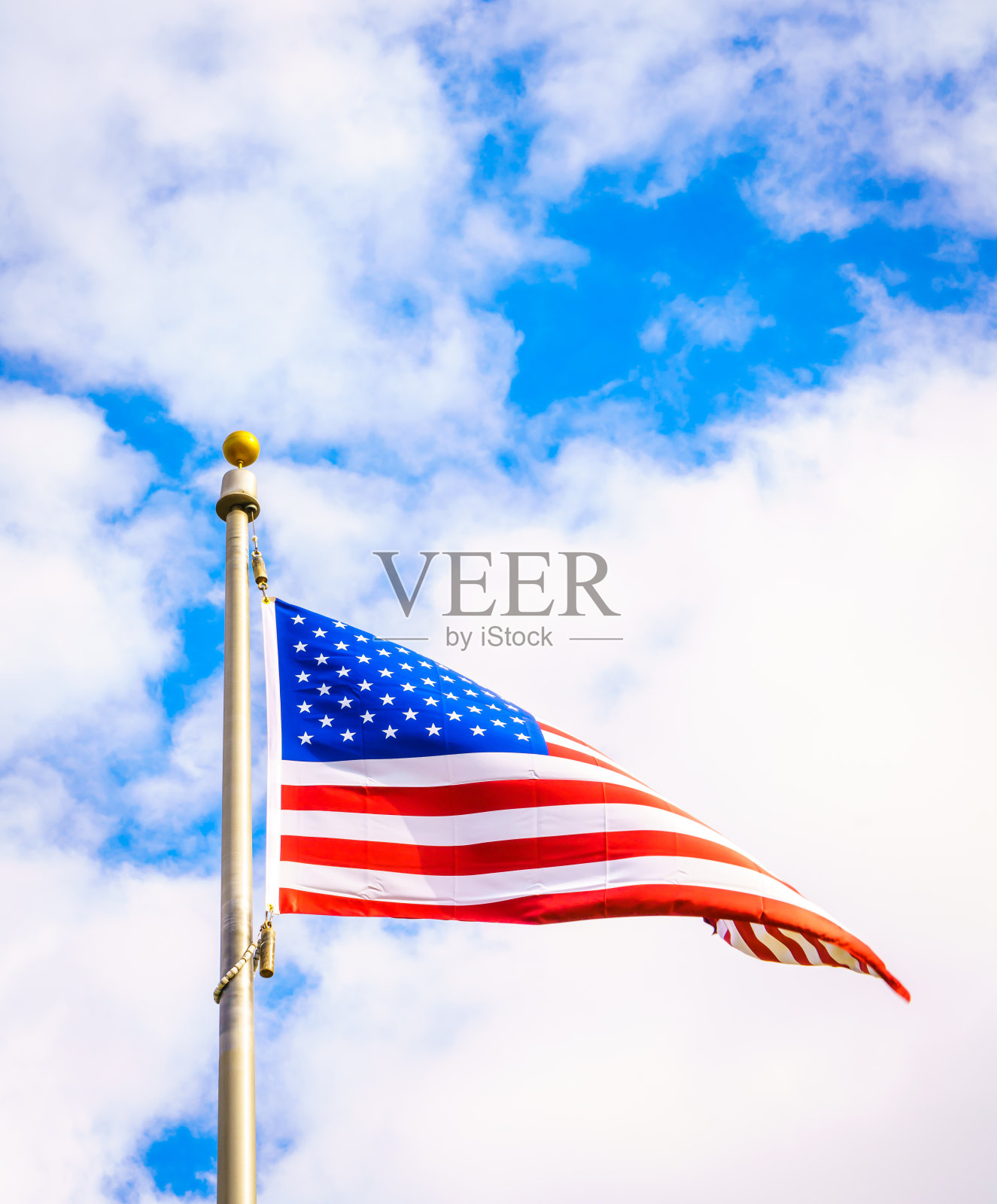 低角度的美国国旗对多云的天空照片摄影图片