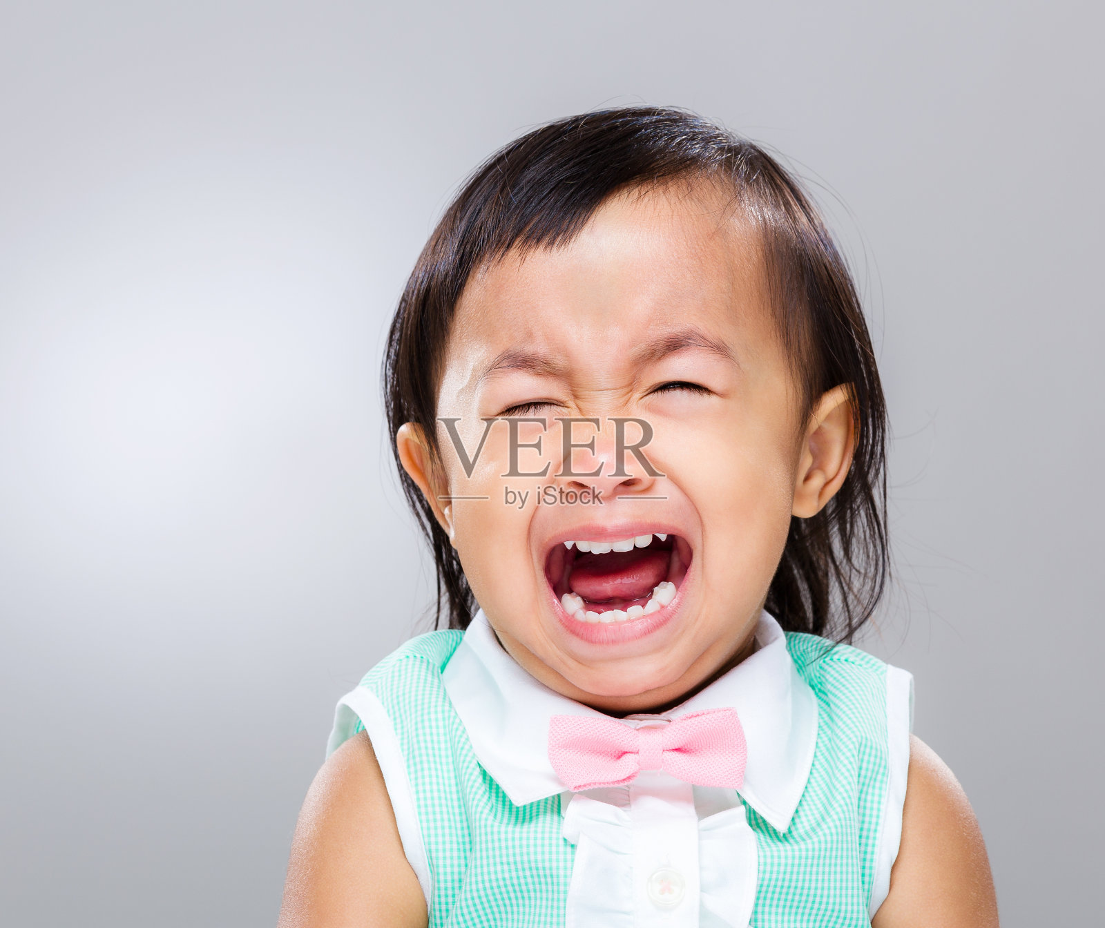 哭泣的孩子照片摄影图片