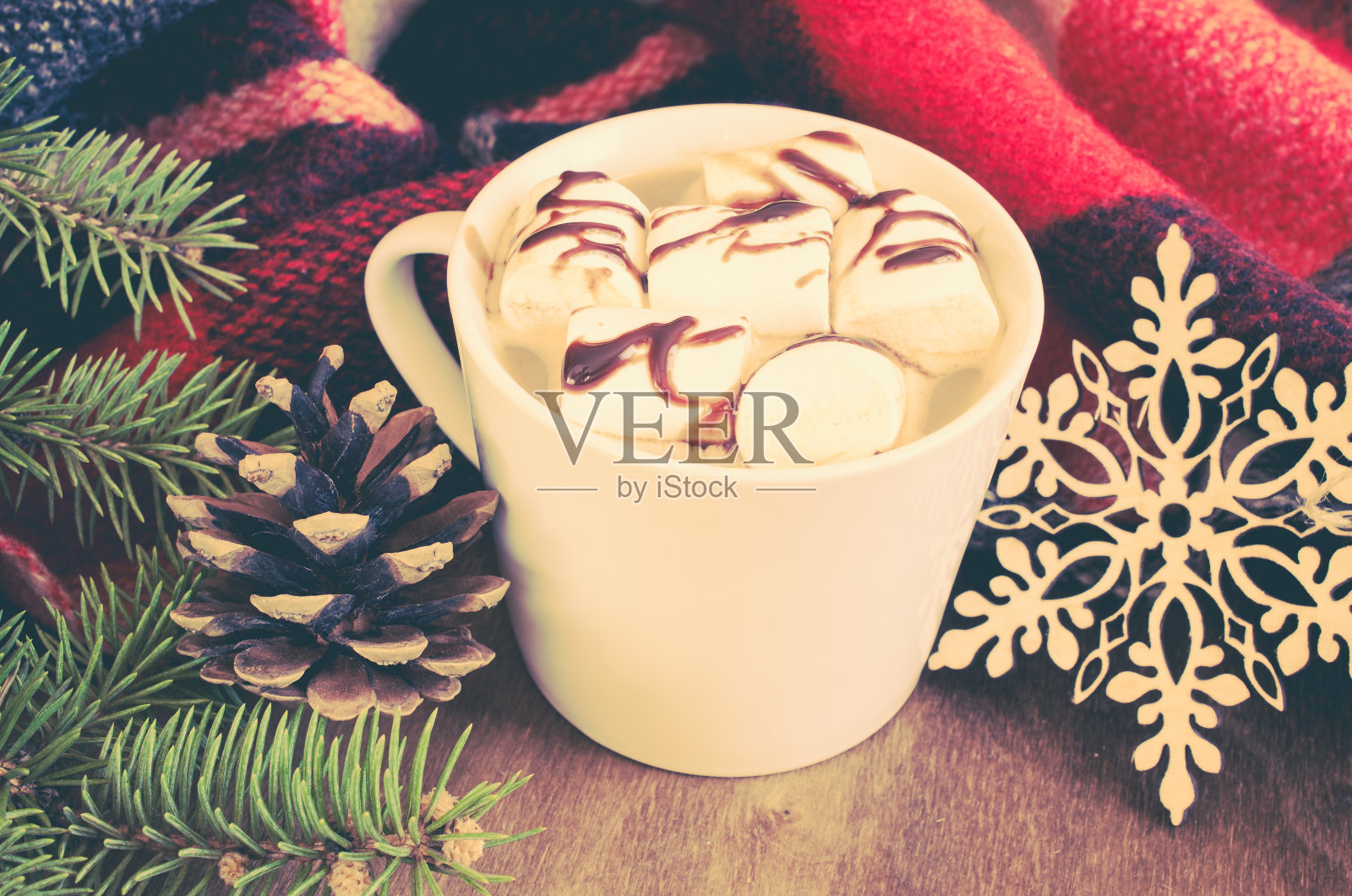 热可可或咖啡,棉花糖和舒适温暖的毯子。照片摄影图片