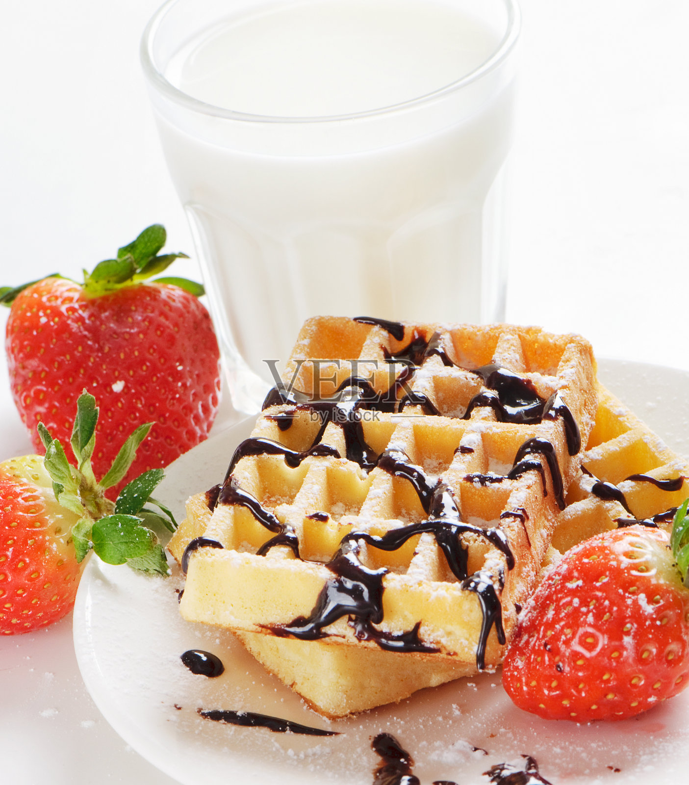 草莓和牛奶的华夫饼照片摄影图片