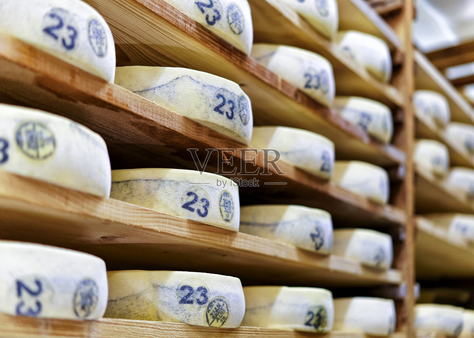 格鲁耶尔伯爵奶酪在成熟地窖中的陈酿照片摄影图片