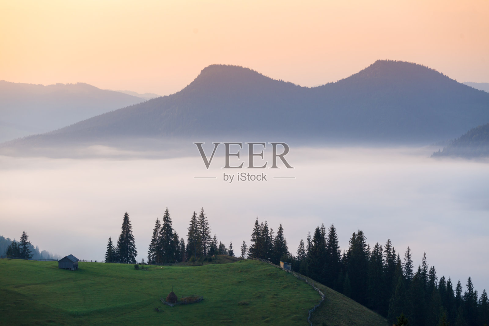 雾日出的早晨在山上照片摄影图片