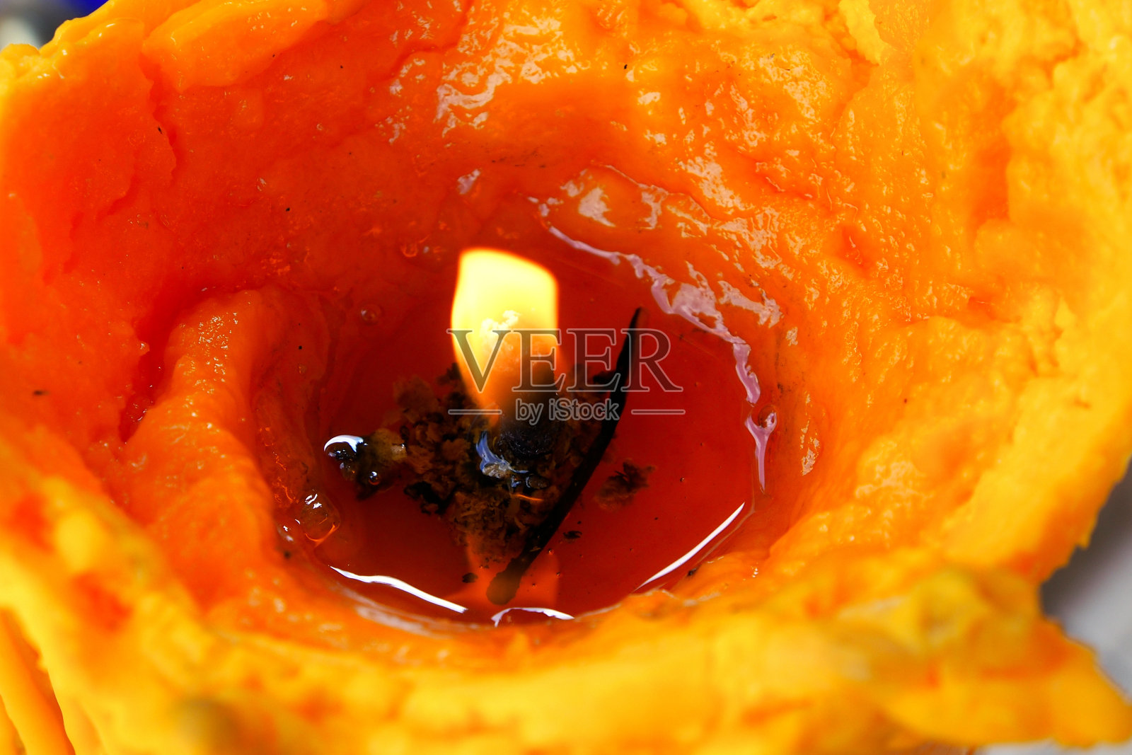 大蜡烛在庙里融化照片摄影图片