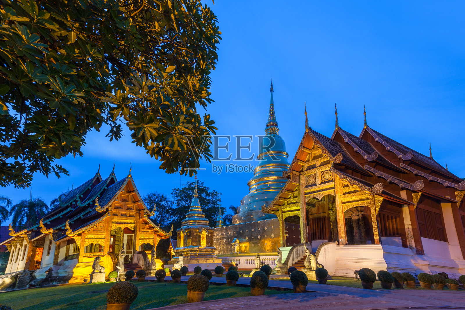 泰国清迈,辛格寺的黄昏景色照片摄影图片