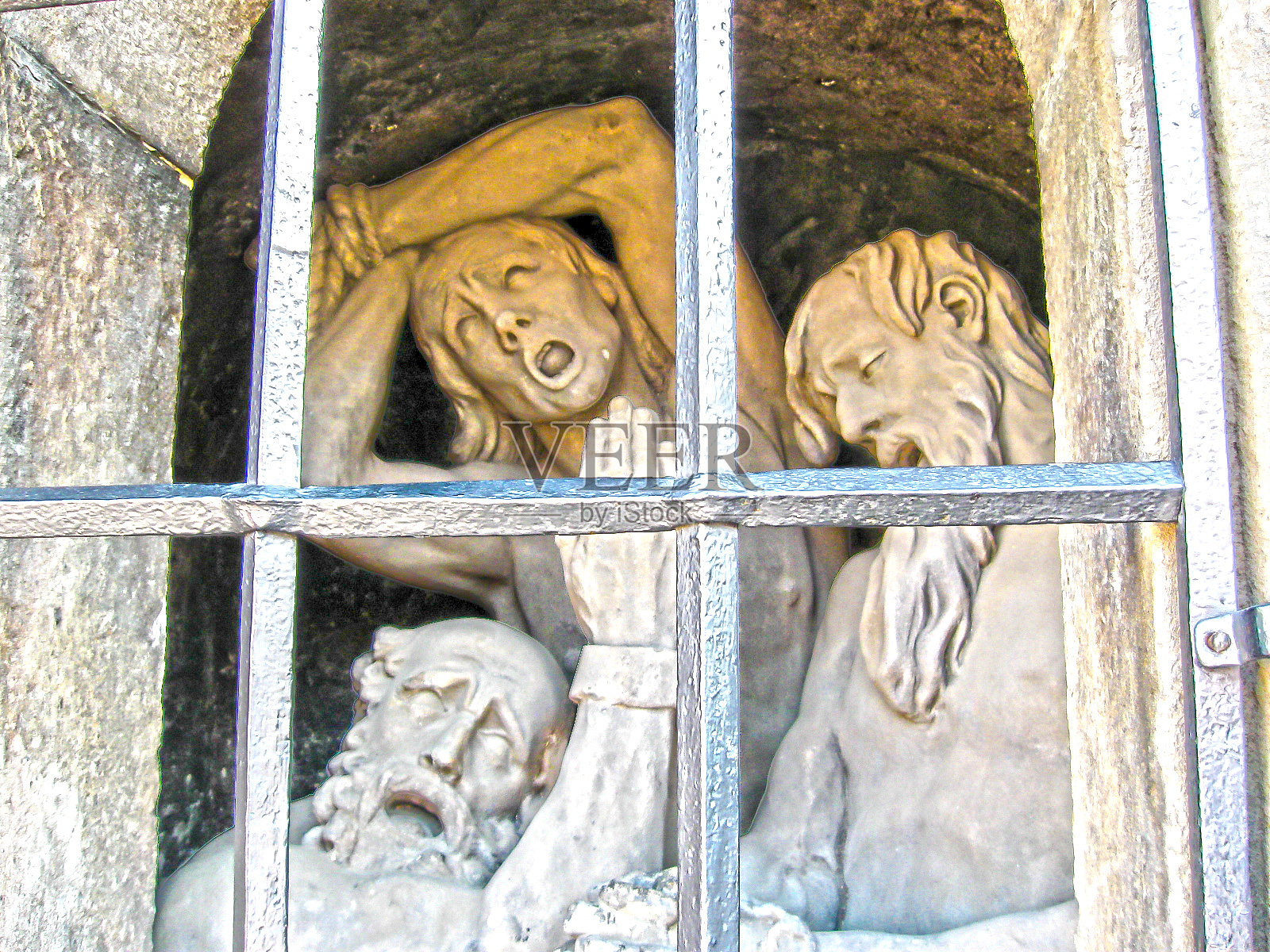 布拉格查尔斯桥上的旧浮雕照片摄影图片