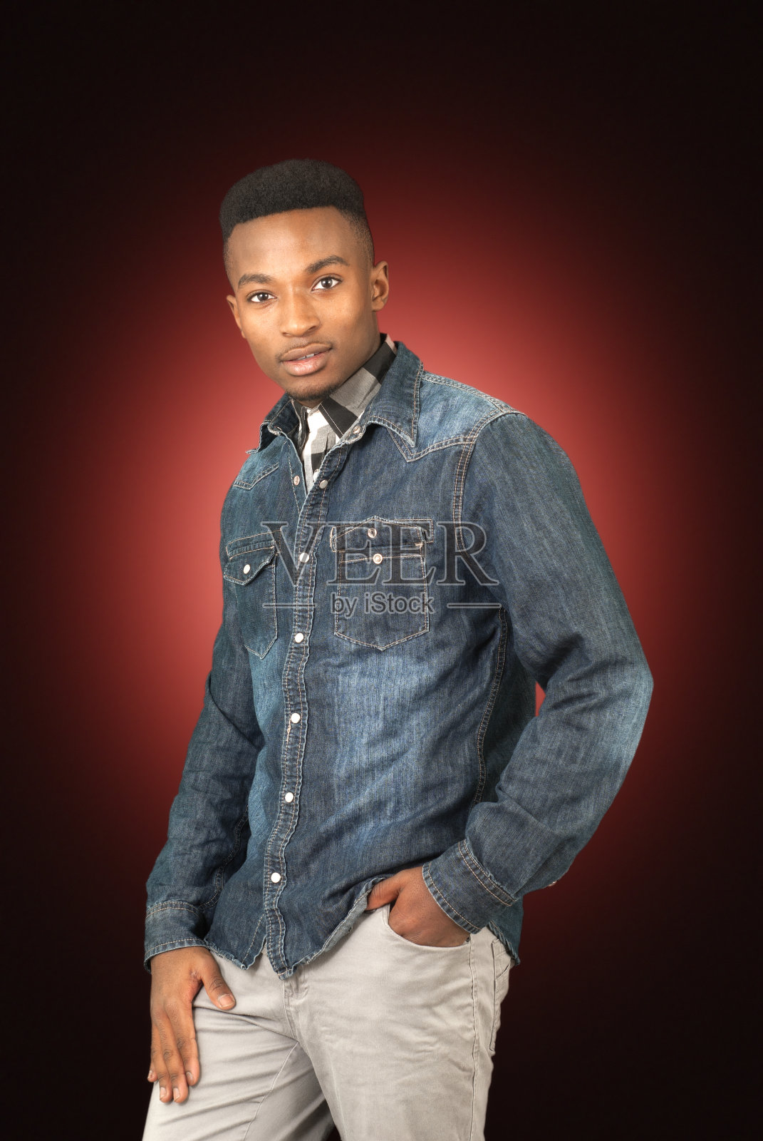 年轻人站在红色的背景上照片摄影图片