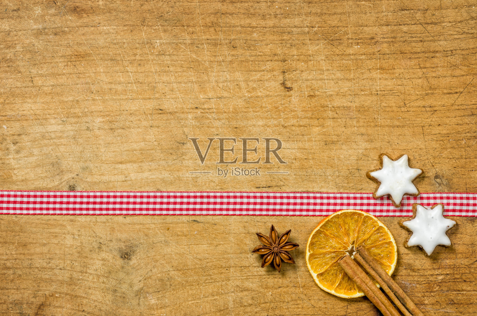 木制背景饼干和圣诞香料照片摄影图片