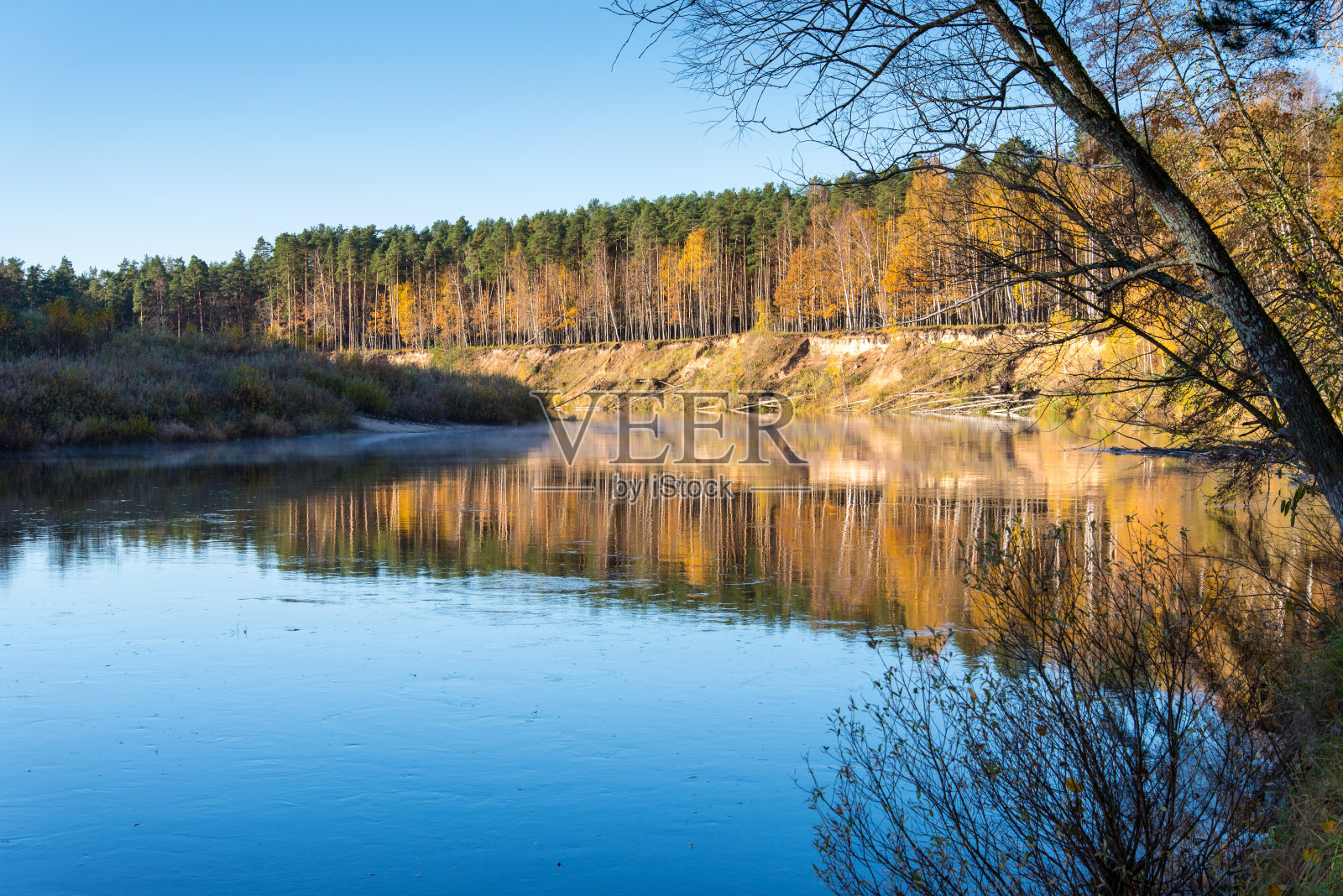 美丽的秋色河在乡村照片摄影图片