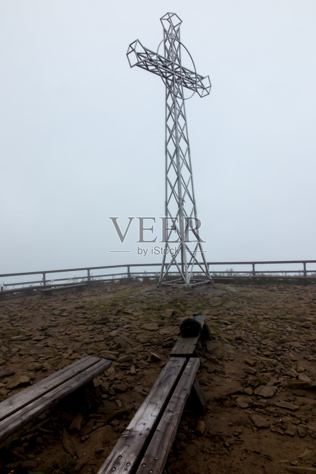 雾中的钢十字架(Tarnica, Bieszczady,波兰)照片摄影图片