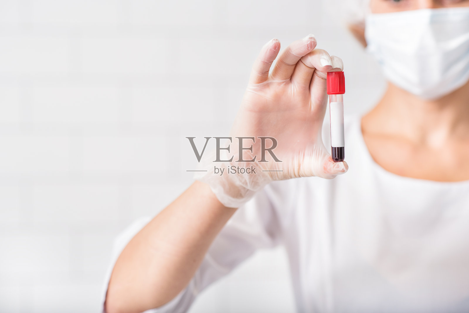 熟练的医生拿着血样照片摄影图片