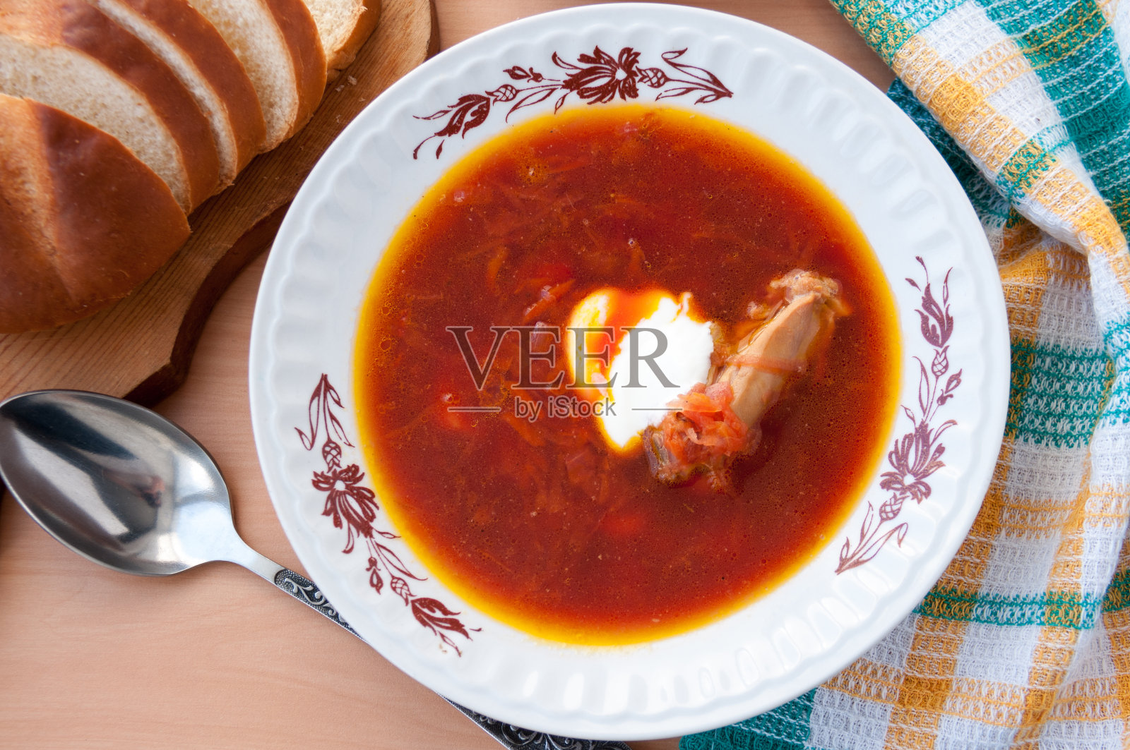 甜菜汤,上面有酸奶油特写照片摄影图片