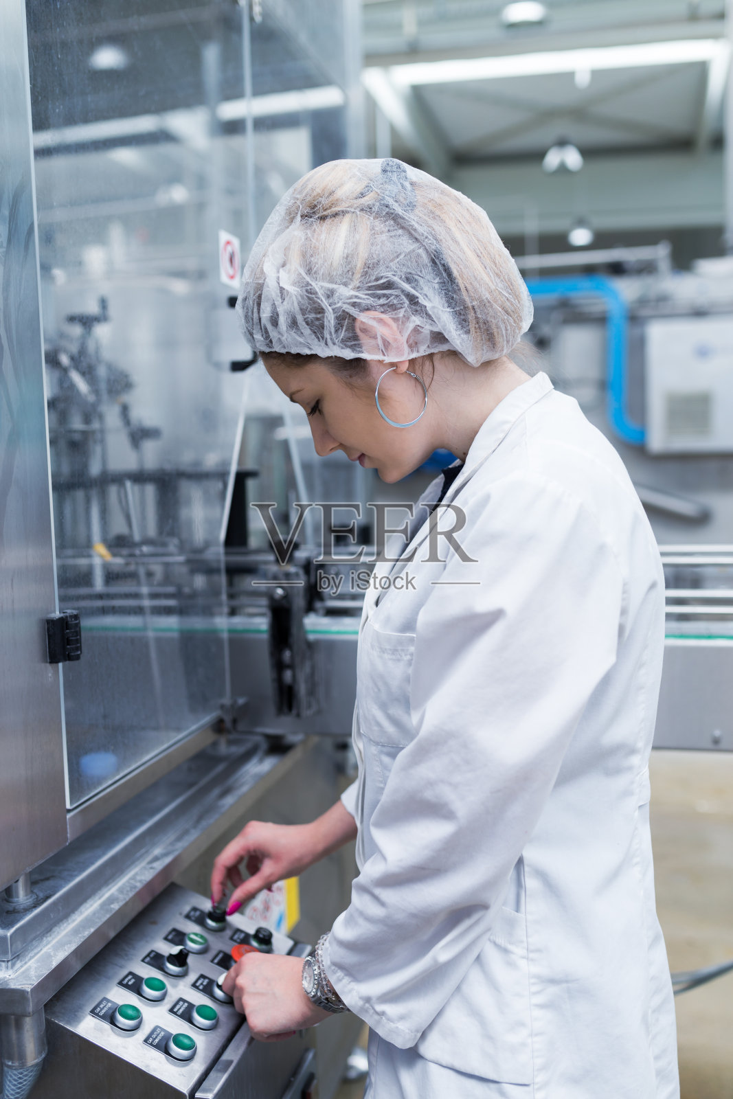 瓶装水工厂内部和机器。照片摄影图片