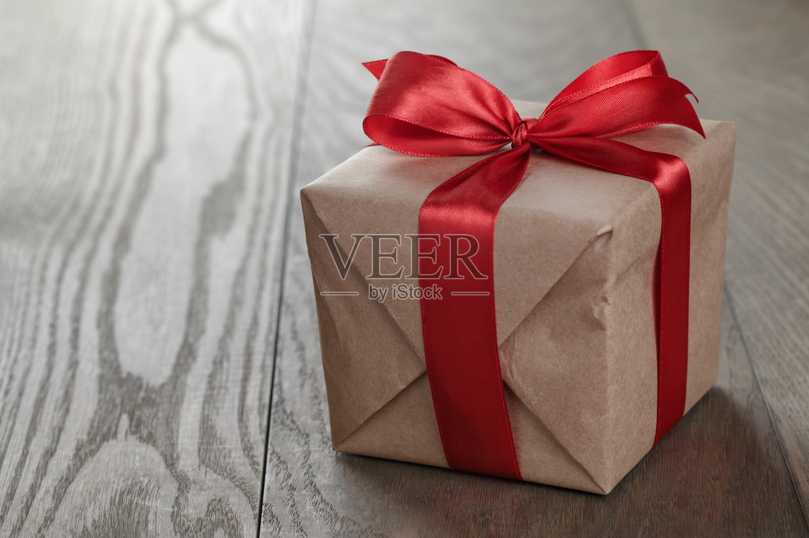 复古风格的礼物与丝带和蝴蝶结照片摄影图片