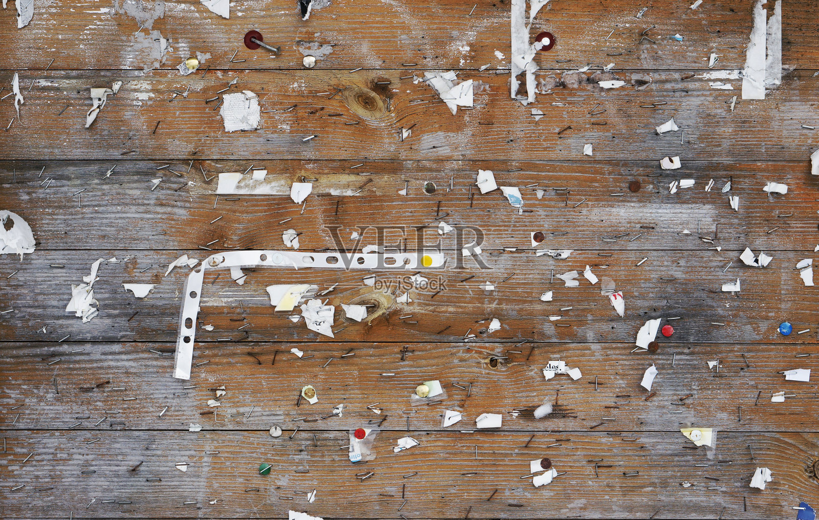 托架、钮扣、钉子和街道上的木质公告板表面的纸片照片摄影图片