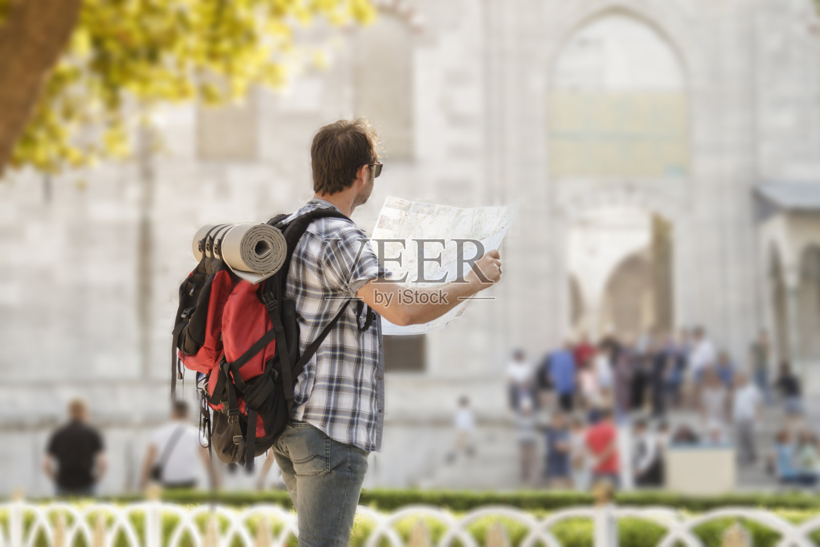 一名游客在伊斯坦布尔看地图旅游照片摄影图片