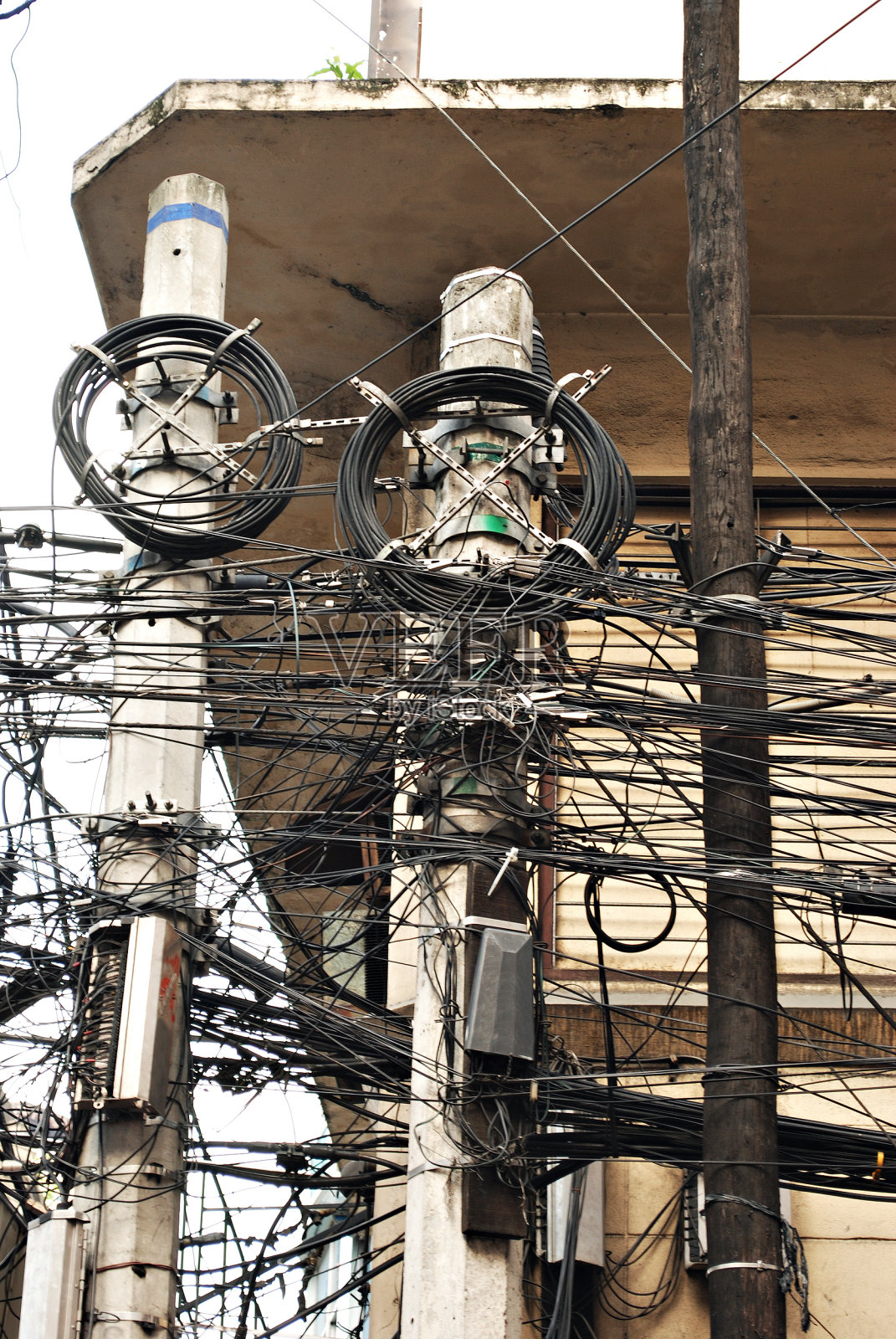 杂乱的电杆电缆线路照片摄影图片