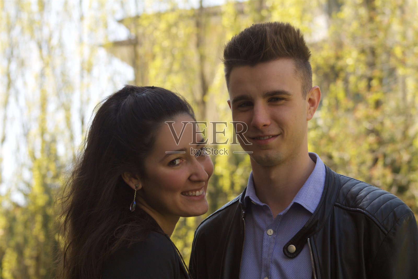 快乐的小男孩和女孩在公园里照片摄影图片