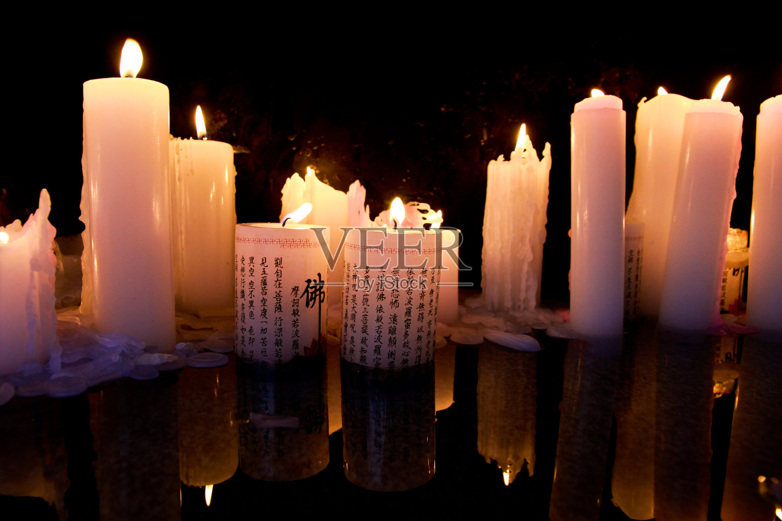 蜡烛和他们的倒影。照片摄影图片