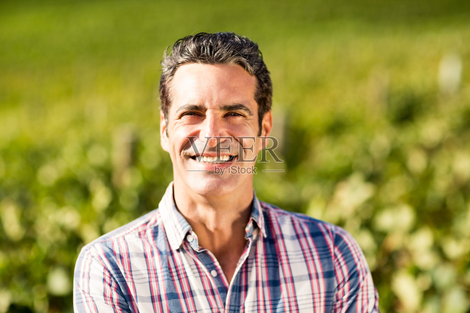 微笑的男酒商肖像照片摄影图片