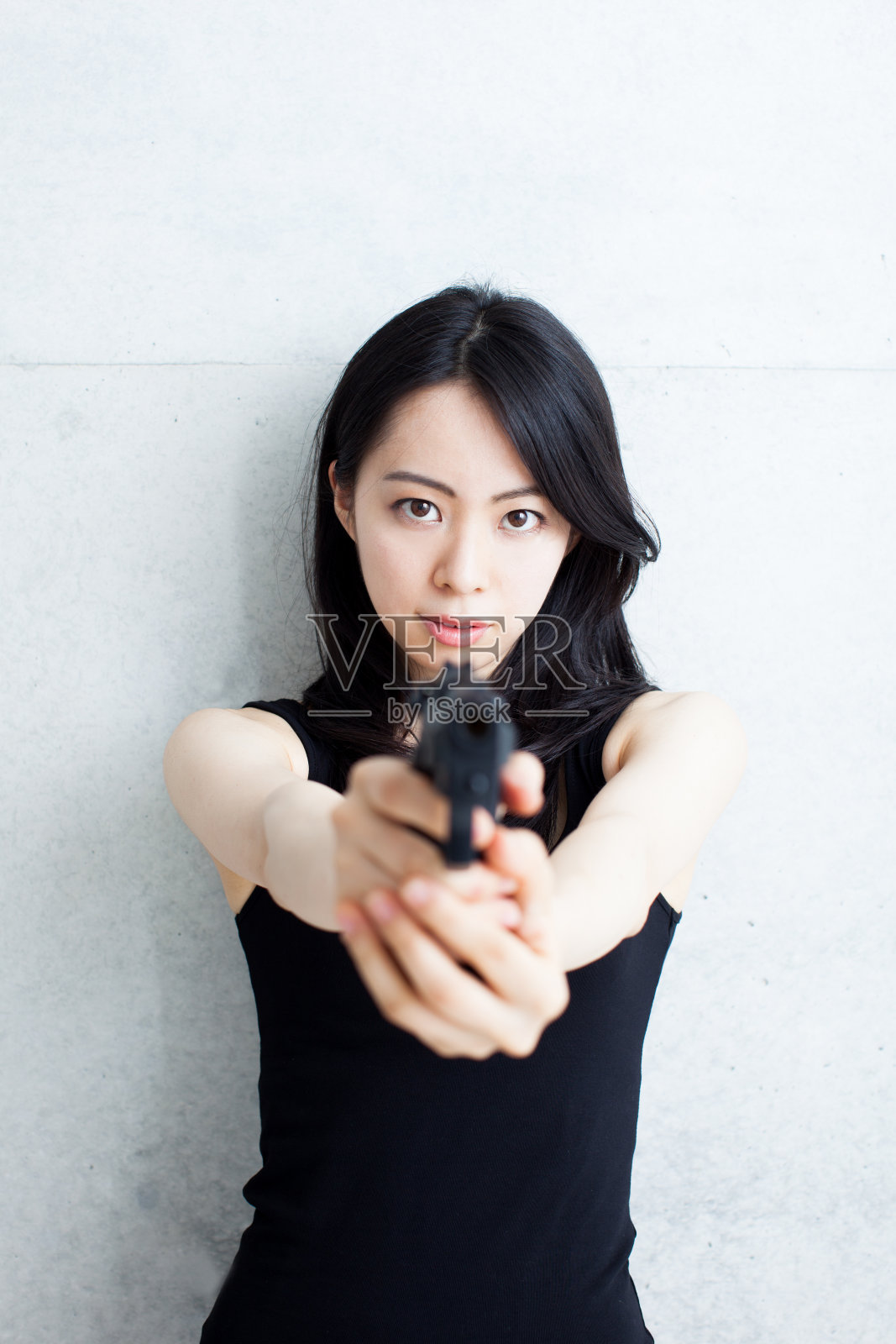 日本女间谍拿着枪照片摄影图片