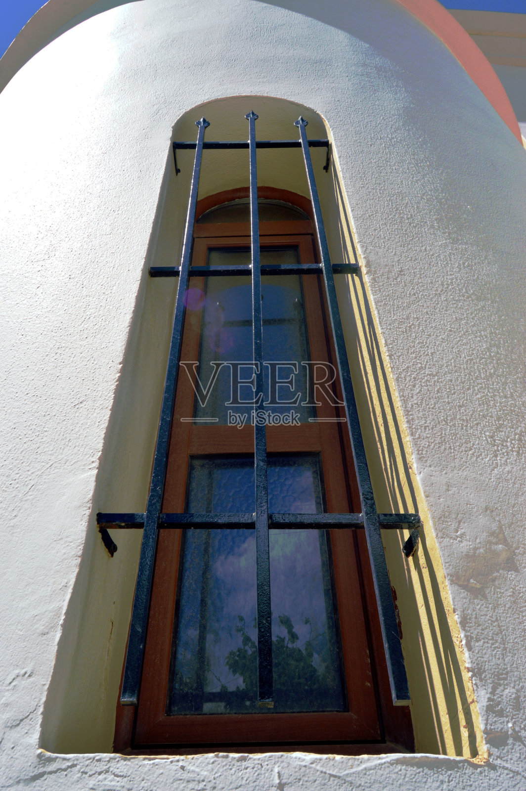 一扇有栏杆的窗户。照片摄影图片