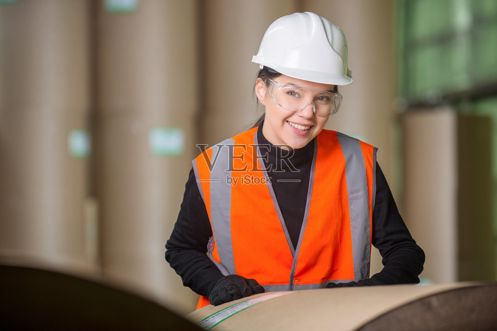 造纸厂工人照片摄影图片