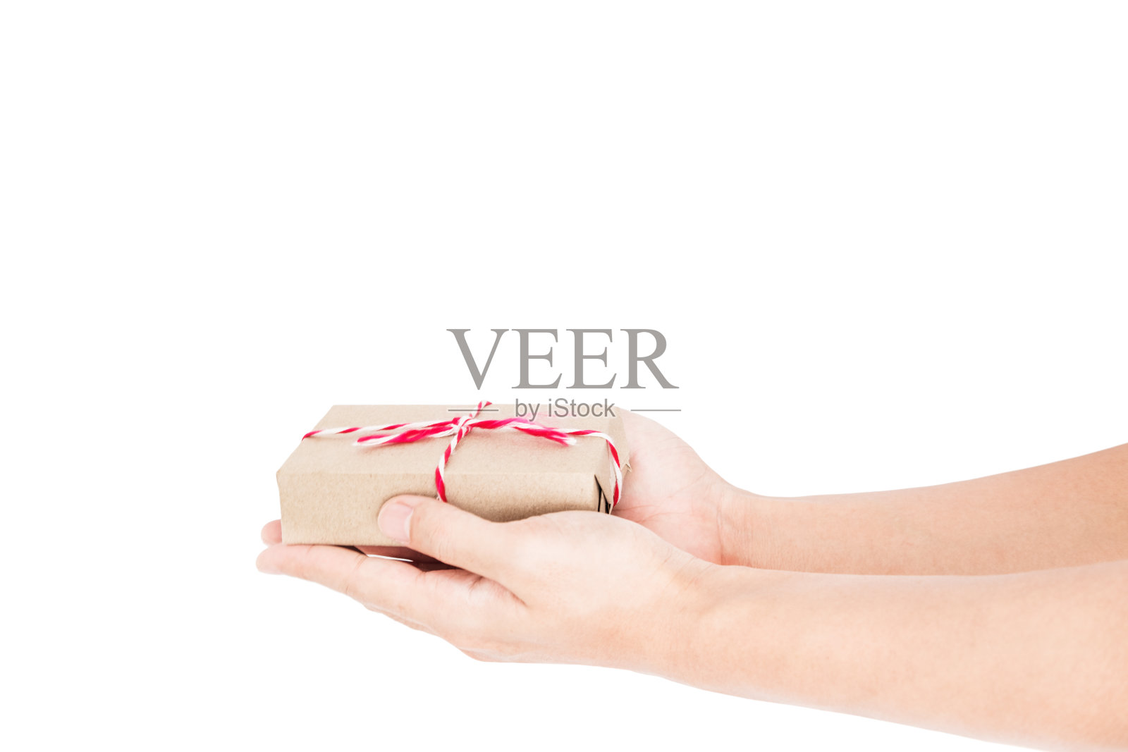 男手捧礼盒在手,孤立上白照片摄影图片