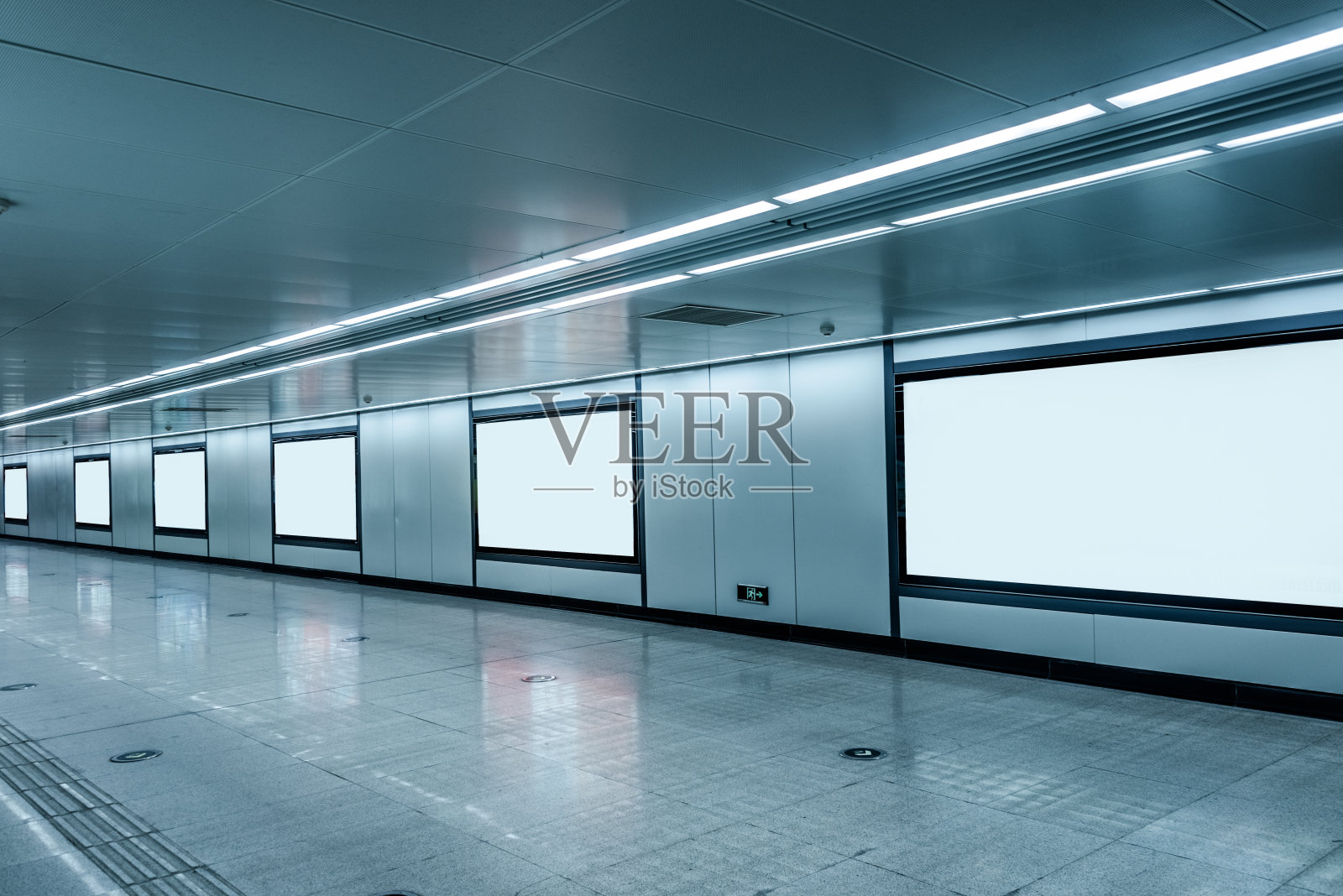 机场或地铁站的现代走廊上有空白的广告牌照片摄影图片