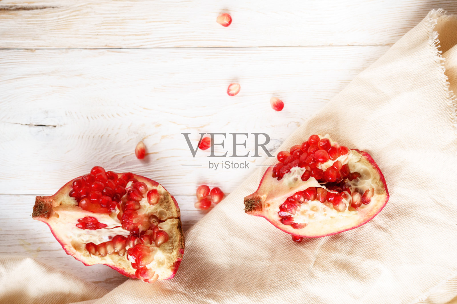 切片的石榴在白色的背景照片摄影图片