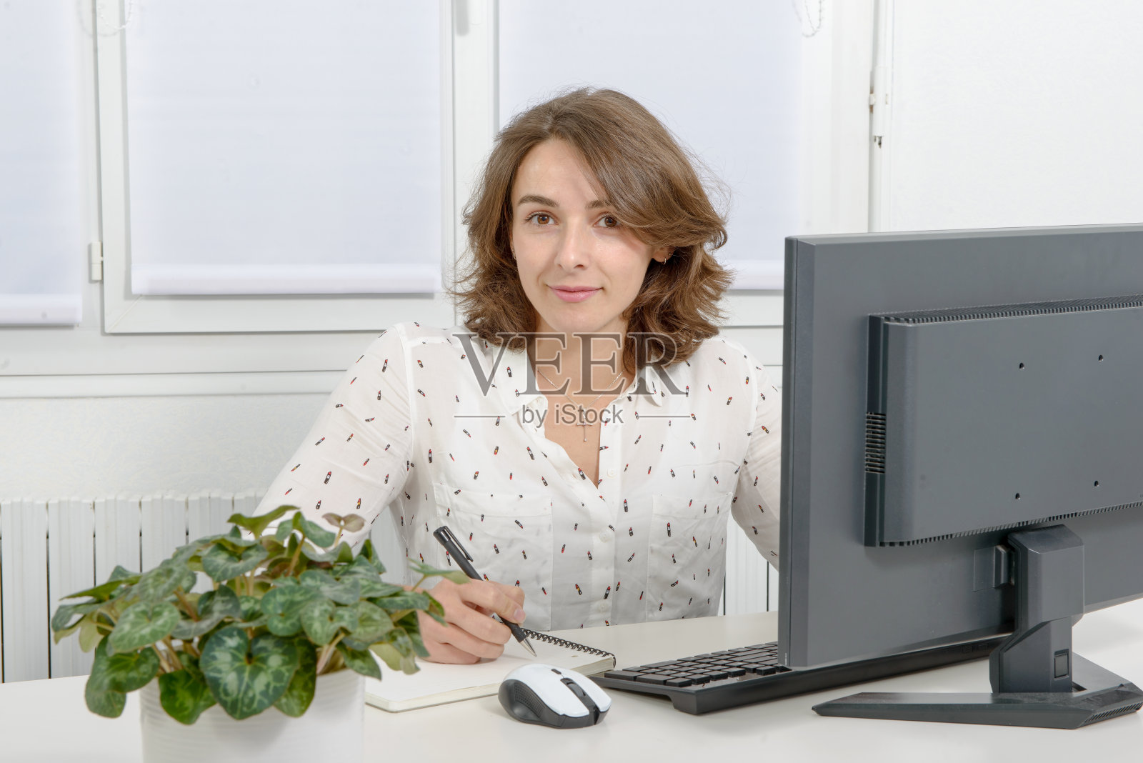 年轻漂亮的女商人在办公室里工作照片摄影图片